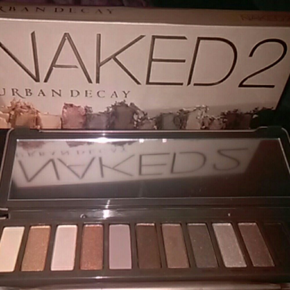 Urban Decay Naked 2 eyeshadow palette 12 colors